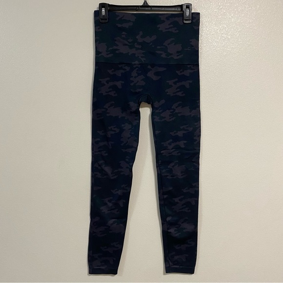 Spanx Leggings Women’s Size 1X Black Camo Look at Me Now Seamless Crop Leggings - Picture 5 of 14